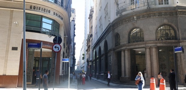 Descrição da imagem: Rua com os prédios Sulacap e o Tribunal Regional Eleitoral do Rio de Janeir...