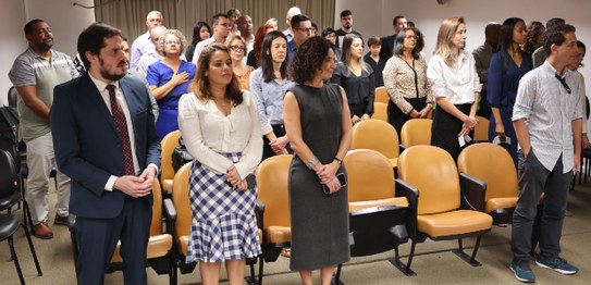 Os 13 novos servidores e servidoras do TRE-RJ)
