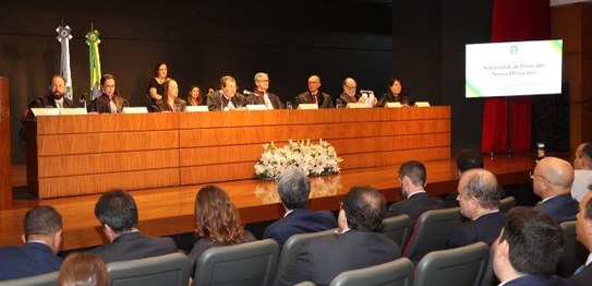 Foto do recém-empossado presidente do TRE-RJ, desembargador Henrique Carlos Figueira durante a p...