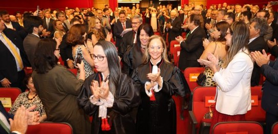 Foto do recém-empossado presidente do TRE-RJ, desembargador Henrique Carlos Figueira durante a p...