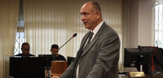 Foto do presidente do TRE-RJ, desembargador João Ziraldo Maia, durante sua fala aos novos servid...