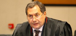 Foto posada do desembargador Peterson Barroso Simão, de óculos, toga e uma gravata quadriculada