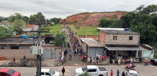 Eleitor sentado em uma bicicleta adaptada para cadeirante está sendo atendido em um dos guichês....