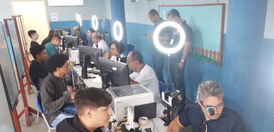 Guichês de atendimento da Justiça Itinerante durante ação do projeto #PartiuVotar; na imagem há ...