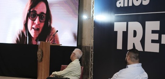 A imagem mostra um grande painel com o nome do seminário em letras destacadas, usando uma mistur...