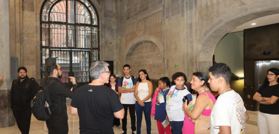 A jovem com aparelho auditivo e óculos realiza o procedimento de coleta biométrica para emissão ...