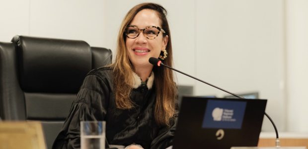 Juíza Ane Cristine Scheele toma posse no Colegiado do TRE-RJ Juíza Ane Cristine Scheele Santos sentada, sorrindo enquanto fala ao microfone da sessão plenári...