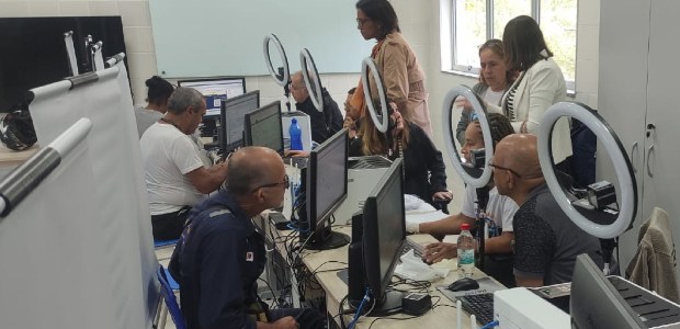 Justiça Eleitoral Itinerante leva atendimento à cidade de Areal Guichês de atendimento, com fileira de pessoas sentadas; espaço com computadores e equipamentos ...