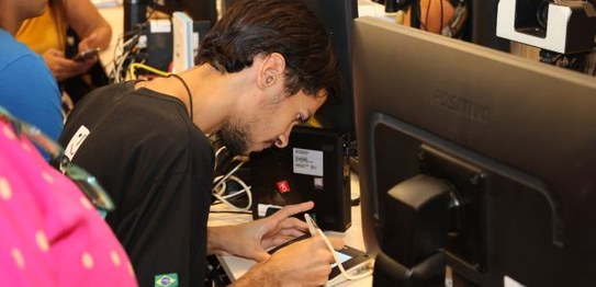Márcio José Felipe, deficiente visual, durante o atendimento pela Justiça Eleitoral. Ele escreve...