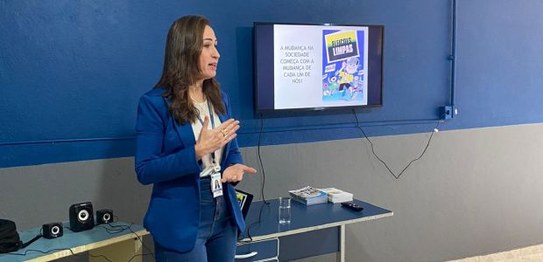 Alunos do Colégio Estadual Conde de Nova Friburgo observam a urna eletrônica