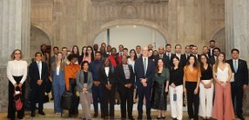 Cerca de 40 magistradas e magistrados estão reunidos de pé no Grande Hall do Palácio da Democracia