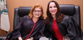 As magistradas Mônica Feldman (à esq.) e Maria Paula Machado (à dir.) estão sentadas, com togas ...
