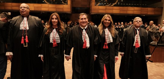 Desembargadores Peterson Simão (à esq.) e Claudio de Mello Tavares cumprimentam-se durante cerim...