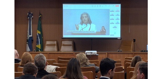 auditório do  Palácio da Democracia com magistradas e magistrados sentados assistindo a aula mag...
