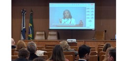 auditório do  Palácio da Democracia com magistradas e magistrados sentados assistindo a aula mag...