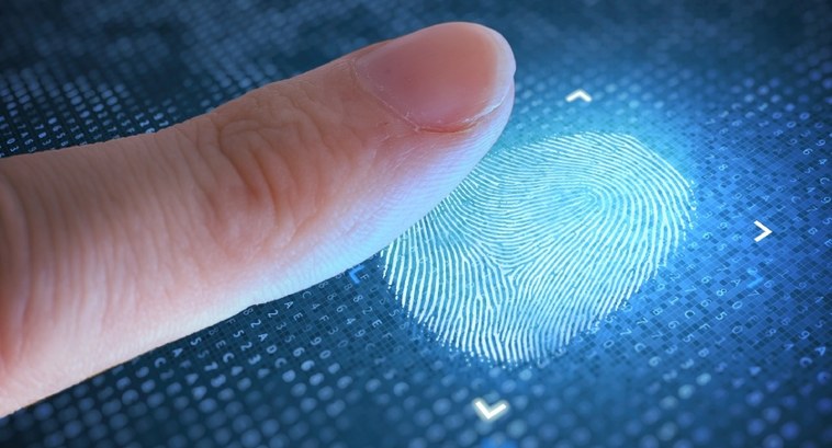 Mais de 2,7 milhões de eleitoras(es) fluminenses precisam cadastrar a biometria Foto com fundo azul escuro com a imagem de uma digital na cor branca e um dedo sobre a digital