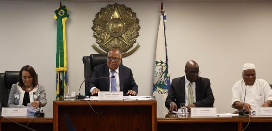 Presidente do TRE-RJ, desembargador Elton Leme (no centro); o vice-presidente do TRE-RJ, desemba...