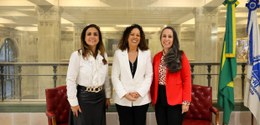 (da esq. p/dir.) Coordenadora da EJE, Rita Carvalho, mulher branca, com cabelo longo, vestindo b...