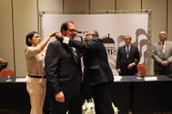 Ministro Luis Felipe Salomão , home branco, calvo, de óculos, recebe a medalha das mãos do corre...
