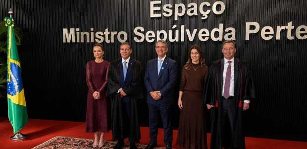 (da esq. p/ dir) Ao centro, presidente do TRE-RJ, desembargador Claudio Mello, posa ladeado pelo...