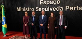 (da esq. p/ dir) Ao centro, presidente do TRE-RJ, desembargador Claudio Mello, posa ladeado pelo...