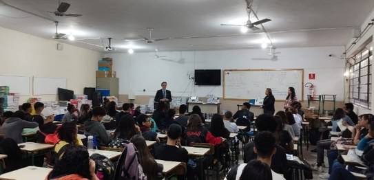 O juiz Otávio Mauro Nobre, da 35ªZE, palestrou para estudantes Colégio Estadual Elvídio Costa, n...