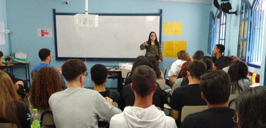 Estudantes do Ciep 368 João Conceição Canuto assistem palestra conduzida pela juíza eleitoral  B...