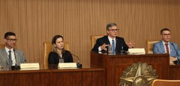 foto da coletiva de imprensa no auditório do Tribunal; o presidente do TRE-RJ, desembargador Hen...