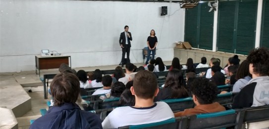 Estudantes do Ciep 368 João Conceição Canuto assistem palestra conduzida pela juíza eleitoral  B...