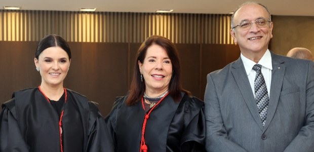 Presidente do TRE-RJ, desembargador João Ziraldo Maia, e as desembargadoras eleitorais Kátia Valverde Junqueira (no centro) e Tathiana de Carvalho Costa Presidente do TRE-RJ, desembargador João Ziraldo Maia, e as desembargadoras eleitorais Kátia Val...