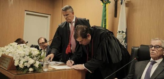 Novo desembargador eleitoral Paulo Cesar Salomão assina termo de posse, ao lado do presidente do...