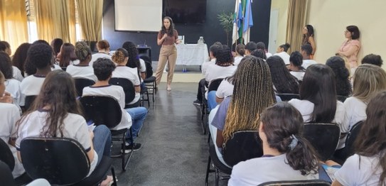 Numa sala de aula, em primeiro plano, sentados e de costas, estudantes do Centro Escolar Macabu,...