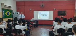 Numa sala de aula, sentados, estudantes da Escola Municipal Rosa Fonseca, assistem à palestra do...