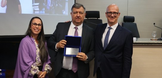 A atual diretora da EJE-RE, desembargadora Eleitoral Daniela Bandeira de Freitas, e o ex-diretor...