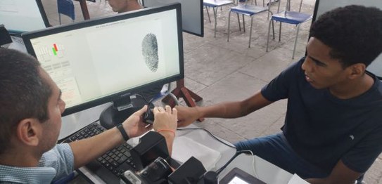 Guichês de atendimento da Justiça Itinerante durante ação do projeto #PartiuVotar; na imagem há ...