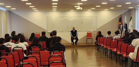 O juiz Luiz Olímpio Mangabeira Cardoso ajuda um estudante de Sapucaia a utilizar a urna eletrônica