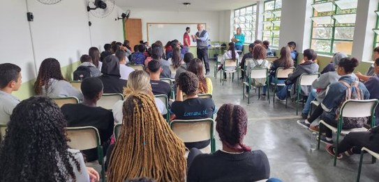 Alunos do Colégio Estadual Conde de Nova Friburgo observam a urna eletrônica