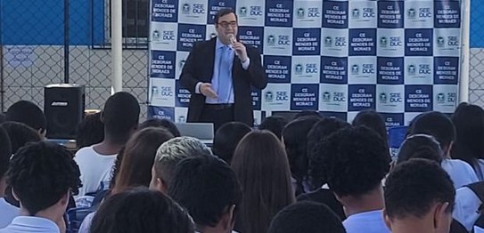 Alunos do Colégio Estadual Conde de Nova Friburgo observam a urna eletrônica