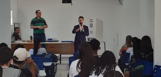O juiz eleitoral Luis Augusto Tuon, da 129ª Zona Eleitoral, conversou com estudantes do Colégio ...