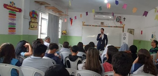 O juiz eleitoral Luis Augusto Tuon, da 129ª Zona Eleitoral, também deu palestra para estudante  ...