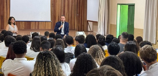 A imagem mostra um grupo de estudantes usando uniformes azuis com o logotipo da Prefeitura de Sã...