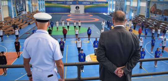 O presidente do TRE-RJ e o contra-almirante assistem o treinamento do ginásio
