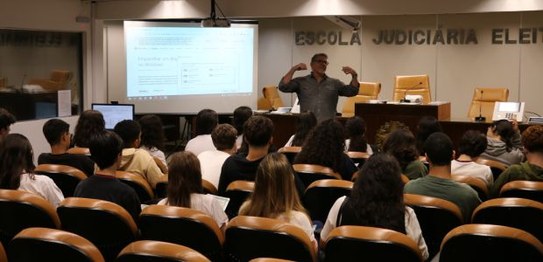 O servidor da EJE-RJ, Maurício Duarte, conversa com os estudantes do Santo Inácio
