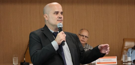 Presidente do TRE-RJ, o desembargador Peterson Simão, homem branco, cabelo escuro, com óculos, e...