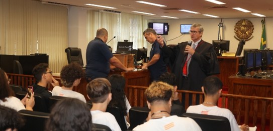 No plenário do TRE-RJ, em primeiro plano, sentados e de costas, estudantes assistem a fala do vi...