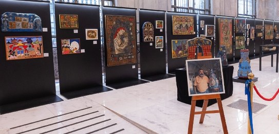 Imagem mostra o Grande Hall do Palácio da Democracia com diversas pinturas coloridas expostas em...