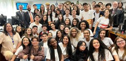 Foto posada dos estudantes no plenário. Lado a lado, alguns estudantes estão sentados no chão, a...