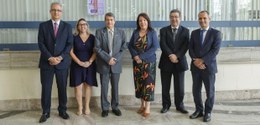 foto posada dos cinco participantes da reunião; da esquerda para a direita, o ouvidor da OAB-RJ,...