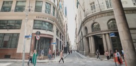 À esquerda está o Edifício Des. Antônio Jayme Boente com fachada clara com várias janelas grande...