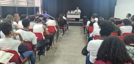 O juiz Luiz Olímpio Mangabeira Cardoso ajuda um estudante de Sapucaia a utilizar a urna eletrônica